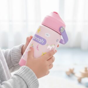 barn som holder en rosa drikkeflaske