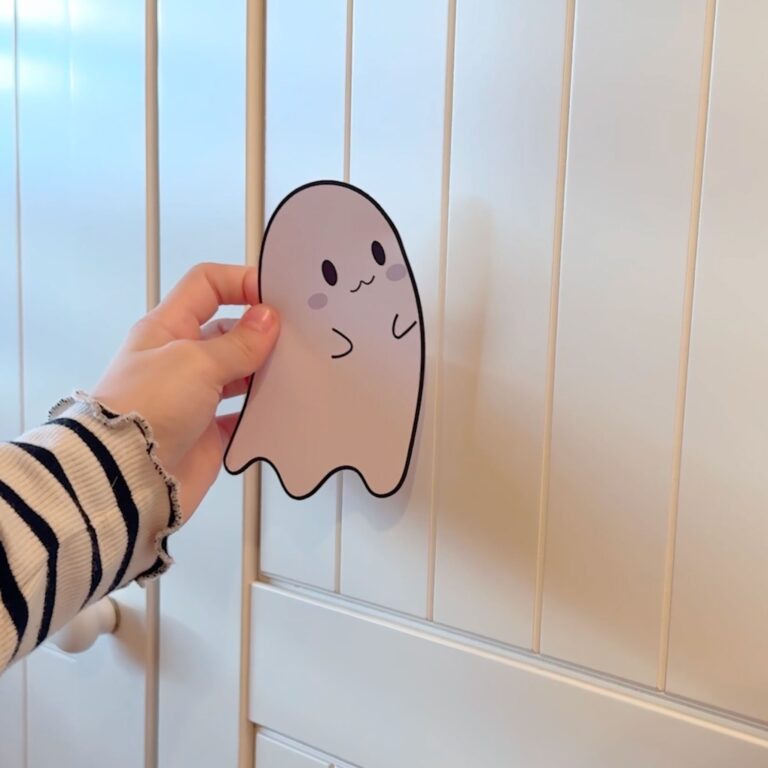 Barn som fester spøkelse wallsticker på et skap