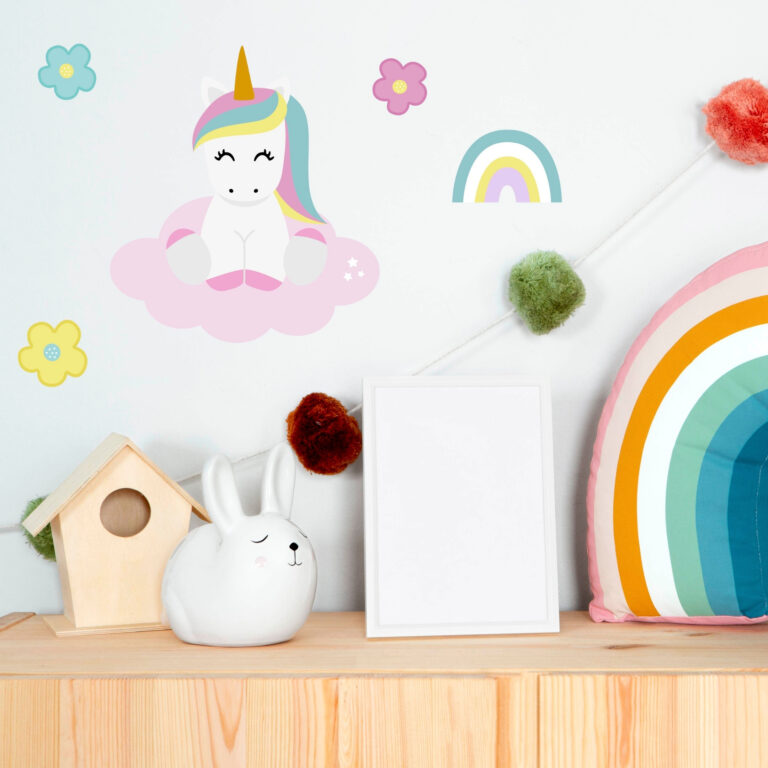 fargerike veggklistremerker med enhjørning, regnbuer og blomster