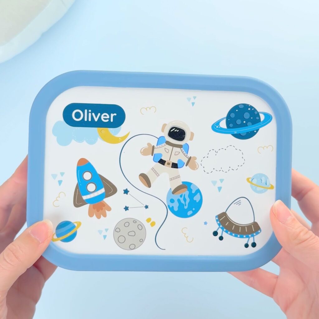 Lappeliten matboks med navn og valgfritt design norsk produksjon Telemark Høvik BPA-fri ftalat PFAS-fri skillevegg 215 kr utskiftbar designplate reservedeler barnehage skole 4,5 stjerner 179 anmeldelser