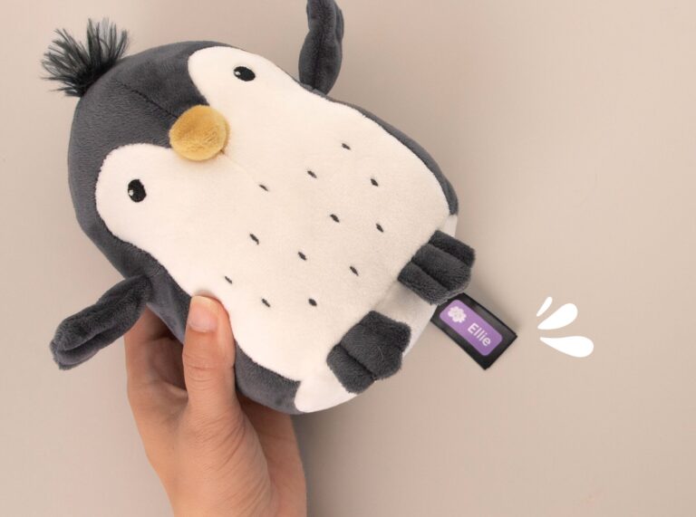 lilla navnelapp på en pingvin-kosebamse