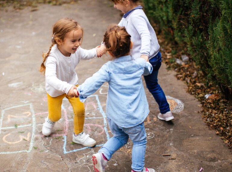 barn leker ute om våren