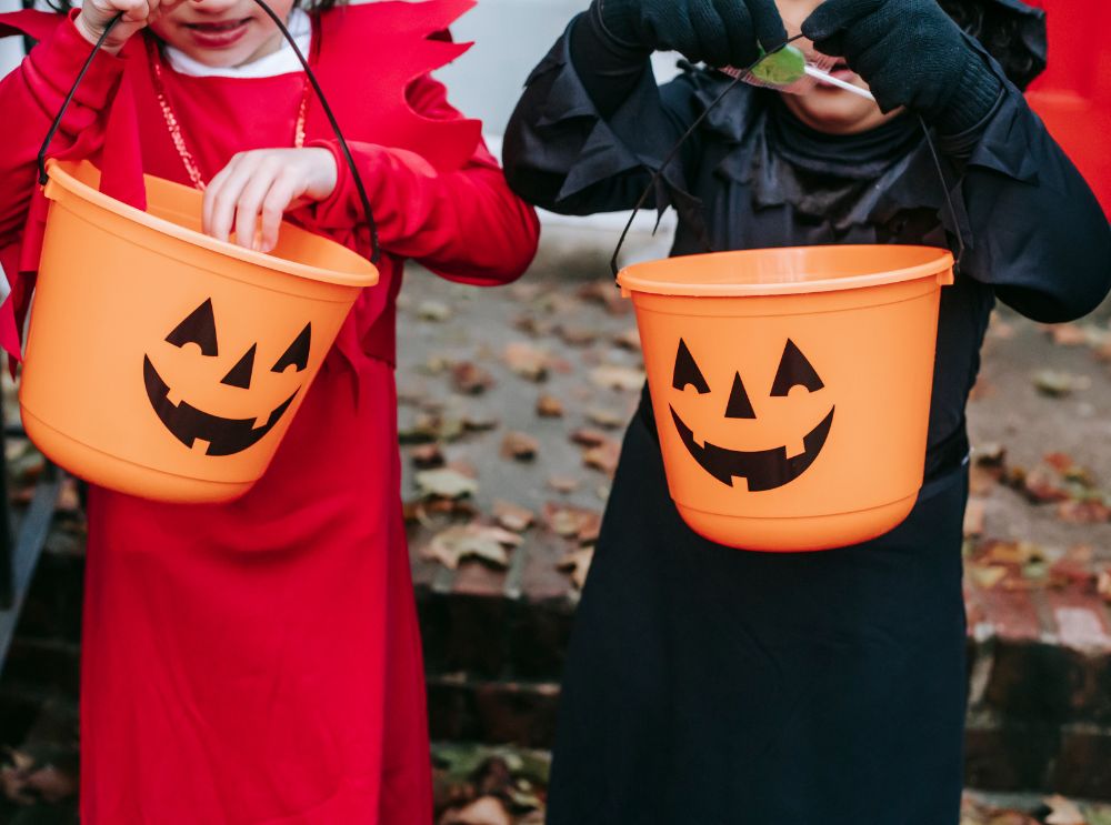 Tips til årets halloweenfeiring! 5 Barn med gresskarbøtter på halloween