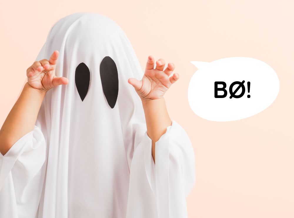 barn utkledd som spøkelse med lys bakgrunn