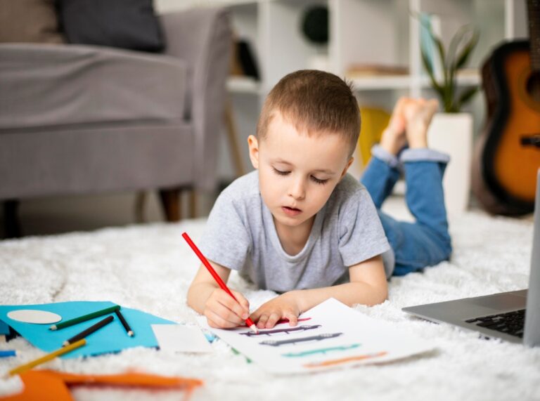 gutt som gjør lekser