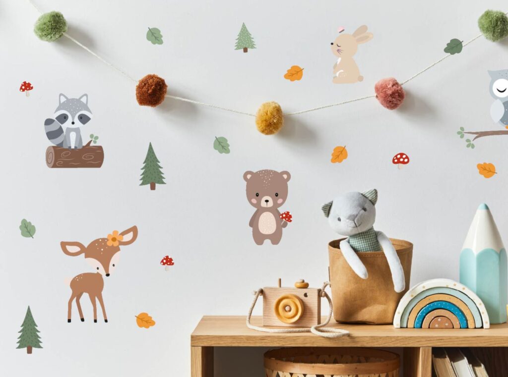 veggklistremerker wallstickers med skogsdyr på en hvit vegg