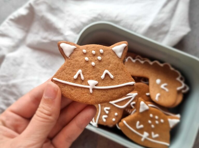 pepperkakerev som er pyntet med hvit melisglasur