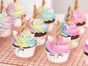 enhjørningcupcakes i mange forskjellige farger