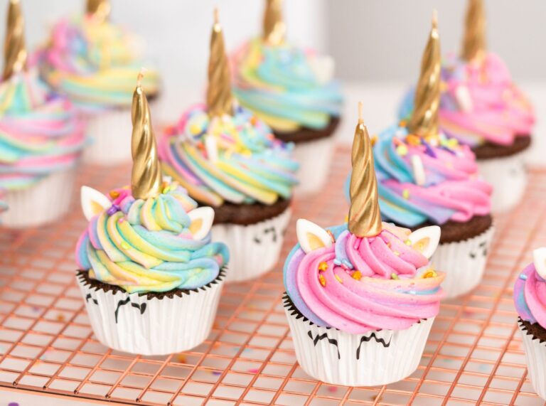 enhjørningcupcakes i mange forskjellige farger