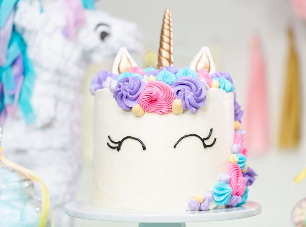 Enhjørningbursdag: ideer og dekorasjonstips 2 Enhjorning kake