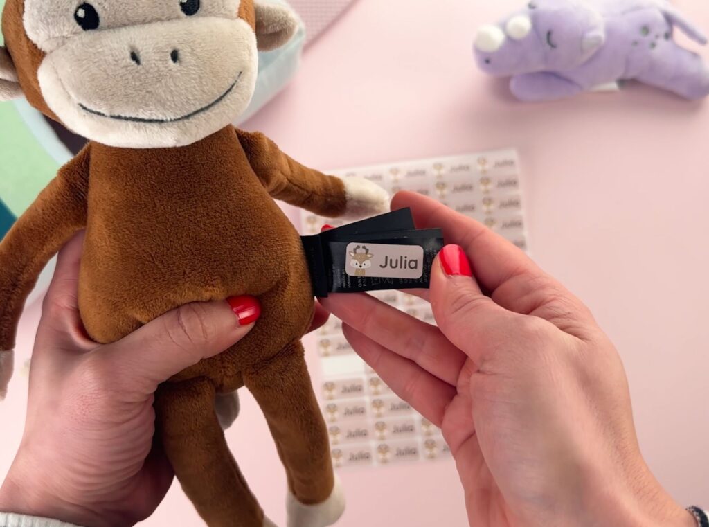 navnelapp på en liten ape kosebamse