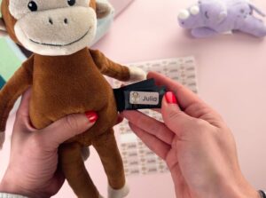 navnelapp på en liten ape kosebamse