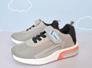 skateboard-navnelapp festet på en joggesko