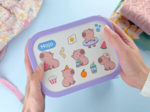 lilla matboks med capybara design og teksten Maja