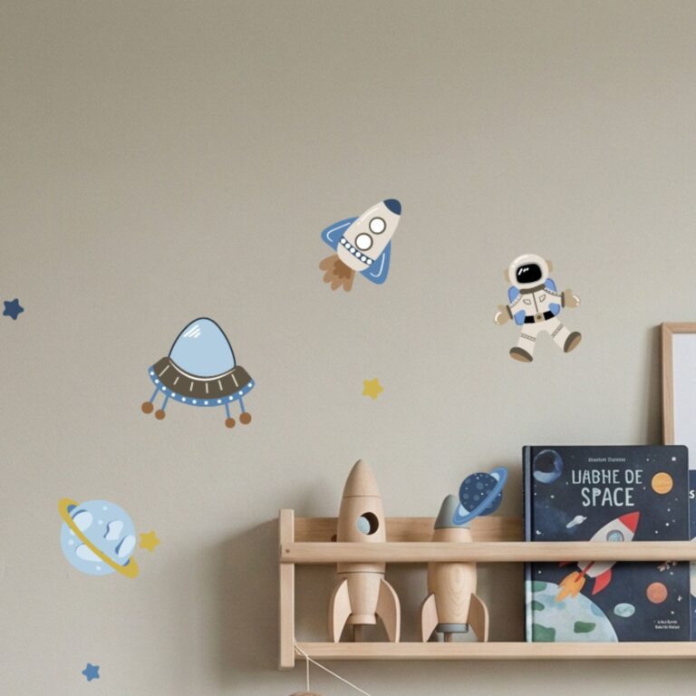 Guttetrom med romtema wallstickers