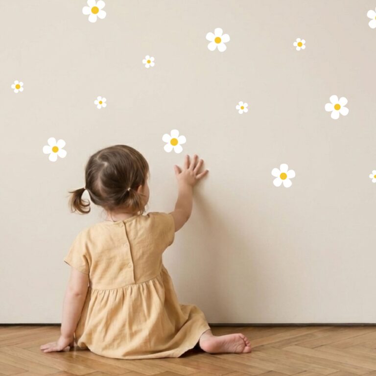 Daisy (hvit) wallstickers som festes på veggen av et barn