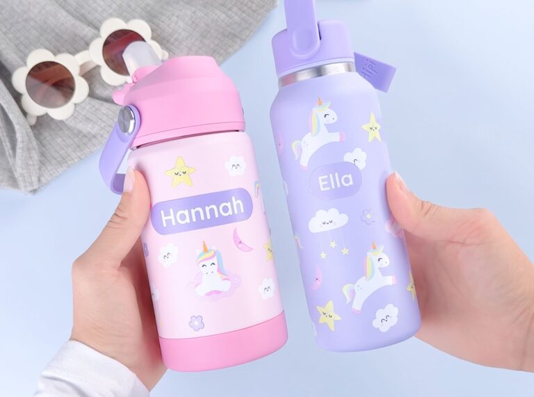 En rosa og en lilla drikkeflaske med navn og enhjørninger- laget for barn