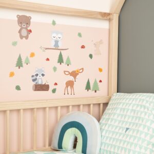 Skogsdyr wallstickers på vegg ved en barneseng
