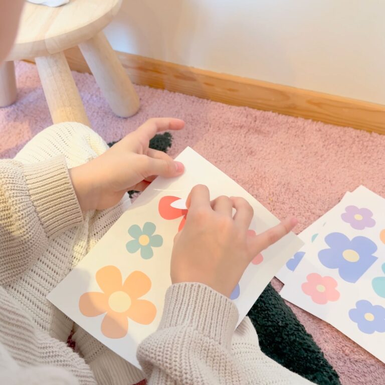 Daisy (flerfarget) wallstickers som løsnes fra arket av et barn