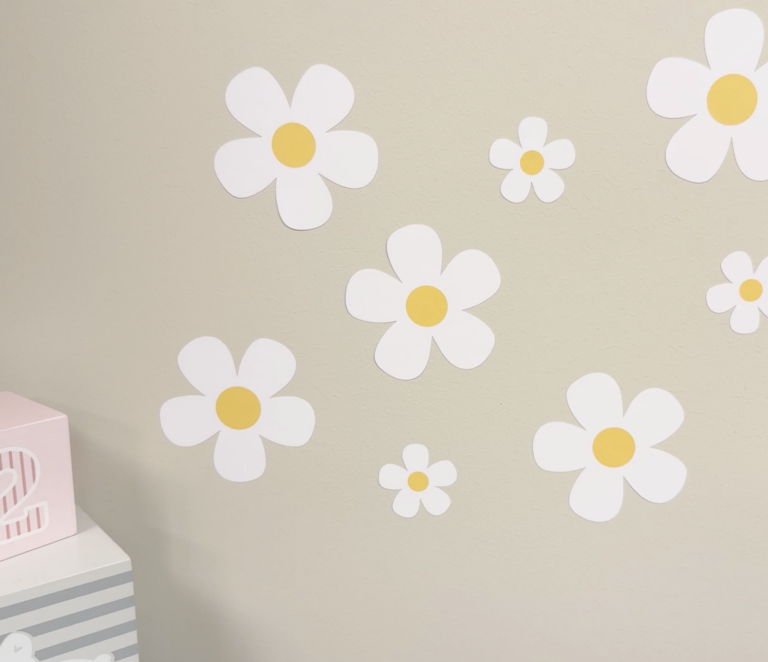 Daisy (hvit) wallstickers som er plassert på en vegg