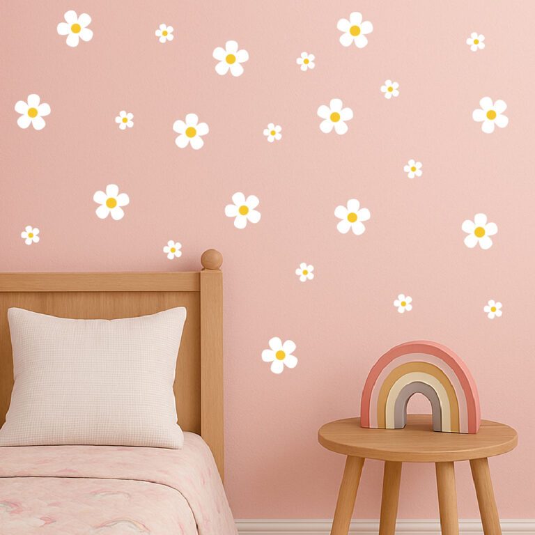 Daisy (hvit) wallstickers som er plassert over en seng