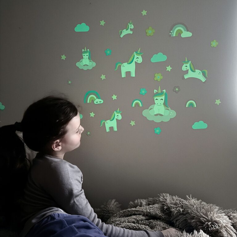 Selvlysende enhjørning wallstickers til barnerom
