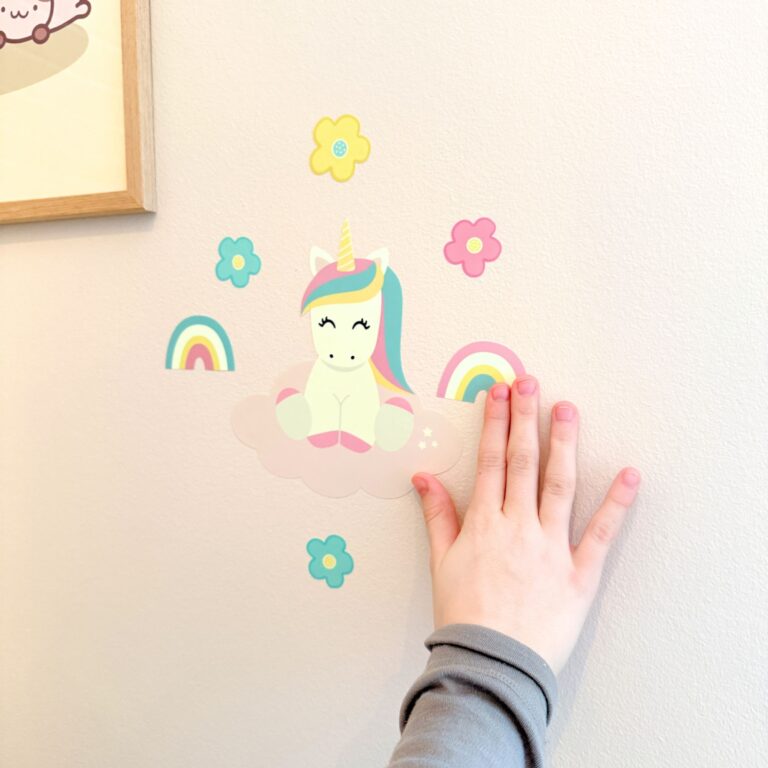 enhjørning wallstickers på vegg og barnehånd