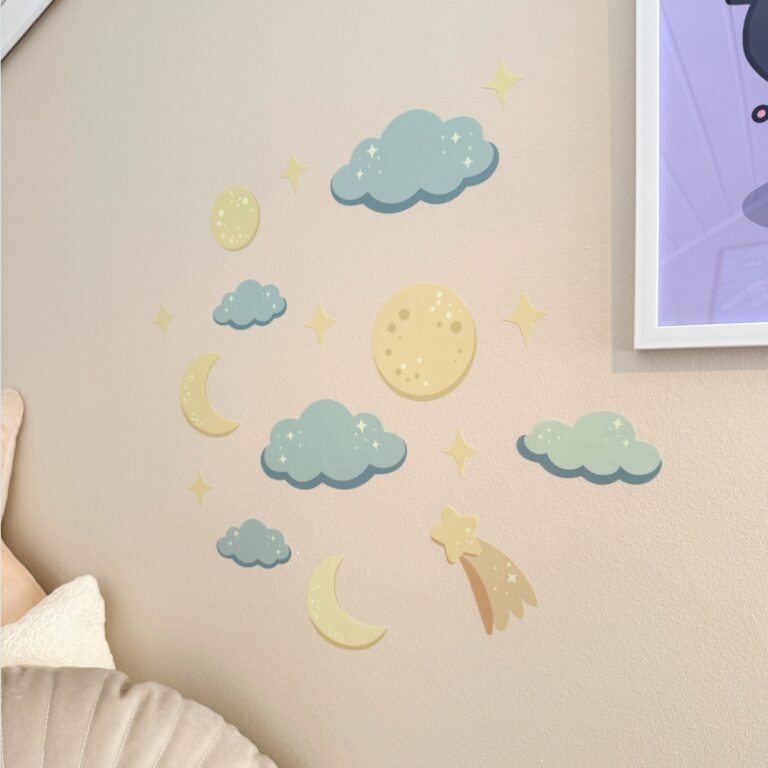 selvlysende wallstickers med nattehimmel plassert på en barneromsvegg