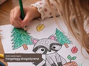 Jente som fargelegger et fargeleggingsark